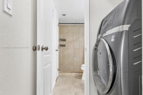 Condo in Miami, Florida, 1 bedroom  № 2043271 - photo 4