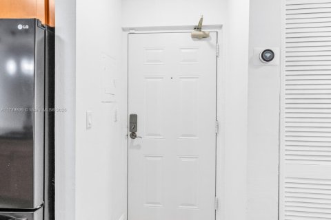 Condo in Miami, Florida, 1 bedroom  № 2043271 - photo 14