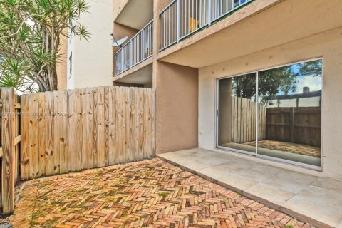 Condo in Miami, Florida, 1 bedroom  № 2043271 - photo 5