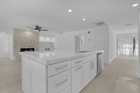 House in Jupiter, Florida 4 bedrooms, 250.84 sq.m. № 2180282 - photo 12