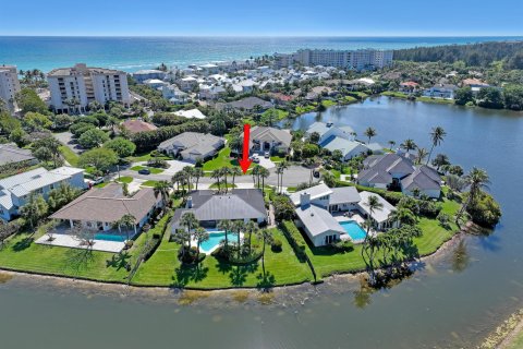 House in Jupiter, Florida 4 bedrooms, 250.84 sq.m. № 2180282 - photo 3