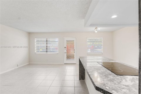 Снять в аренду кондоминиум в Пемброк-Пайнс, Флорида 2 спальни, 88.54м2, № 1998752 - фото 6