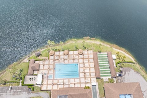 Снять в аренду кондоминиум в Пемброк-Пайнс, Флорида 2 спальни, 88.54м2, № 1998752 - фото 16