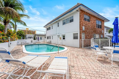 Condo in Pompano Beach, Florida, 1 bedroom  № 2055578 - photo 1