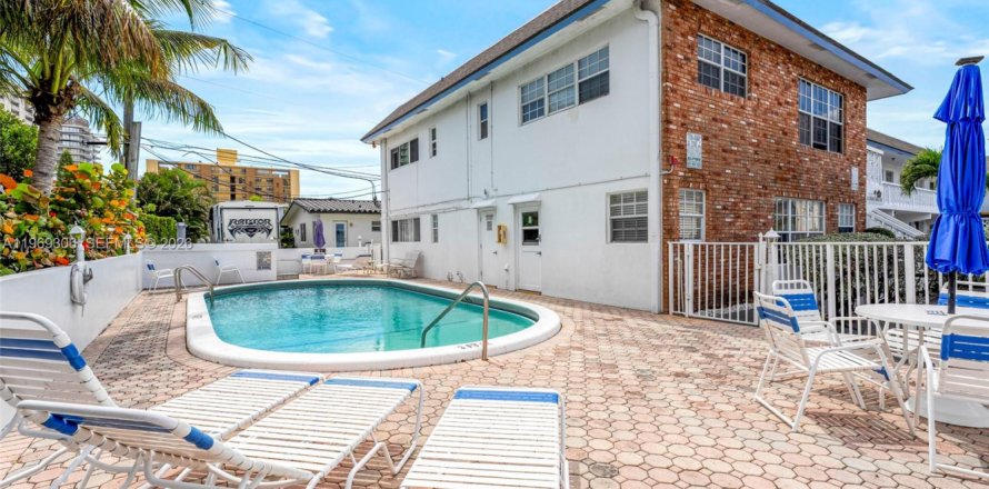 Condo in Pompano Beach, Florida, 1 bedroom  № 2055578