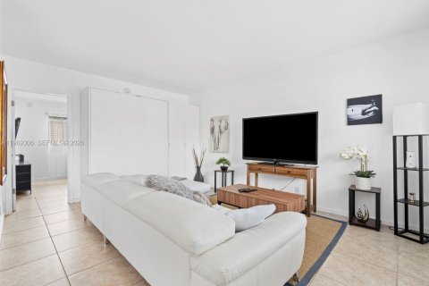 Condo in Pompano Beach, Florida, 1 bedroom  № 2055578 - photo 19