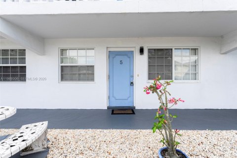 Condo in Pompano Beach, Florida, 1 bedroom  № 2055578 - photo 11