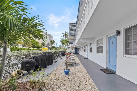 Condo in Pompano Beach, Florida, 1 bedroom  № 2055578 - photo 13