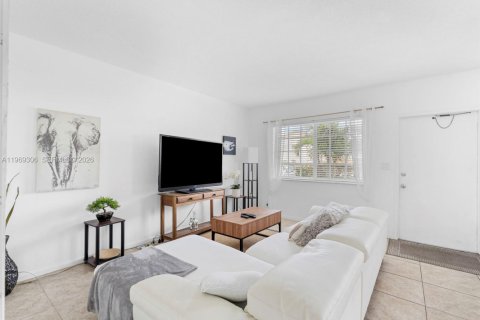 Condo in Pompano Beach, Florida, 1 bedroom  № 2055578 - photo 4