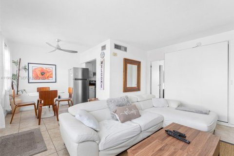 Condo in Pompano Beach, Florida, 1 bedroom  № 2055578 - photo 3