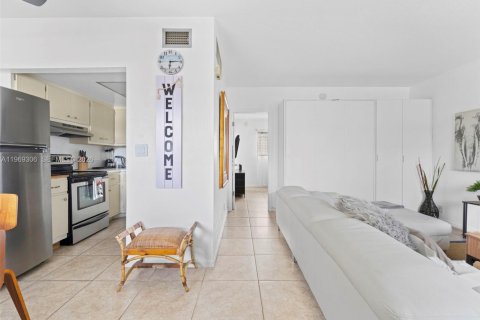 Condo in Pompano Beach, Florida, 1 bedroom  № 2055578 - photo 20