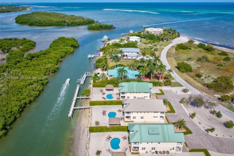 Propiedad comercial en venta en Marathon, Florida, 1133.22 m2 № 1998858 - foto 4