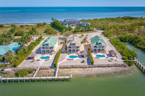 Propiedad comercial en venta en Marathon, Florida, 1133.22 m2 № 1998858 - foto 1