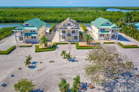 Propiedad comercial en venta en Marathon, Florida, 1133.22 m2 № 1998858 - foto 2