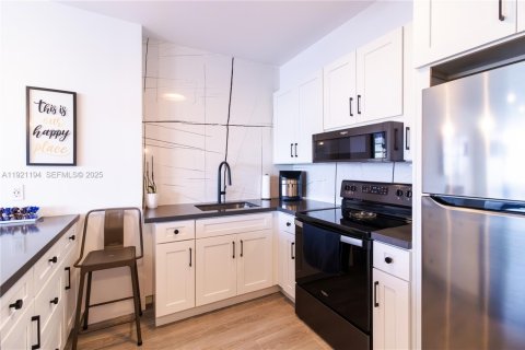 Снять в аренду коммерческую недвижимость в Майами-Бич, Флорида 55м2, № 2082719 - фото 18