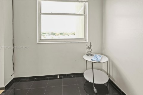 Copropriété à louer à Hollywood, Floride: 2 chambres, 119.29 m2 № 2028686 - photo 29