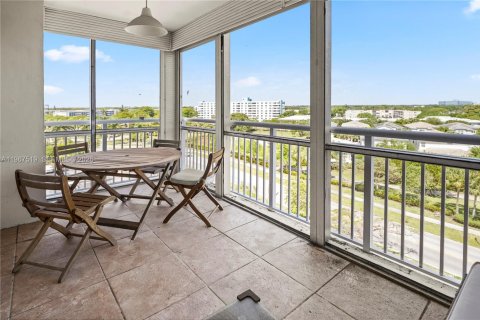 Copropriété à louer à Hollywood, Floride: 2 chambres, 119.29 m2 № 2028686 - photo 16