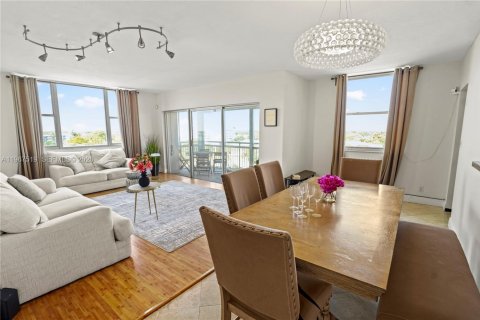 Copropriété à louer à Hollywood, Floride: 2 chambres, 119.29 m2 № 2028686 - photo 11