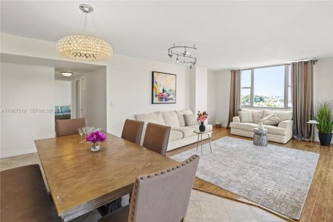 Copropriété à louer à Hollywood, Floride: 2 chambres, 119.29 m2 № 2028686 - photo 10