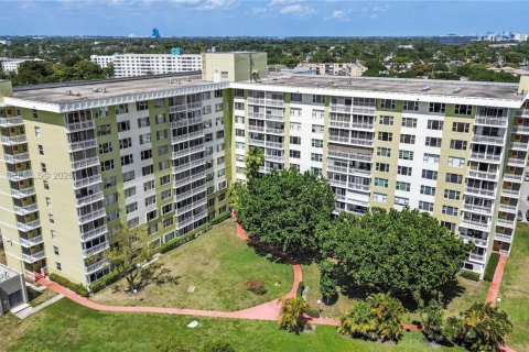 Copropriété à louer à Hollywood, Floride: 2 chambres, 119.29 m2 № 2028686 - photo 4
