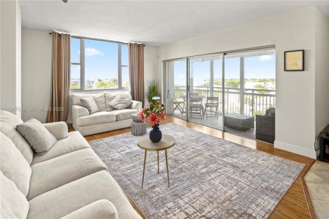 Copropriété à louer à Hollywood, Floride: 2 chambres, 119.29 m2 № 2028686 - photo 12