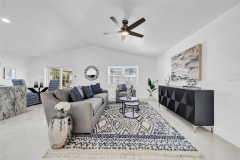 House in Saint Petersburg, Florida 3 bedrooms, 157.47 sq.m. № 2212219 - photo 4