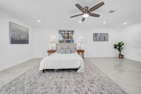 House in Saint Petersburg, Florida 3 bedrooms, 157.47 sq.m. № 2212219 - photo 6