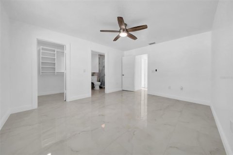 House in Saint Petersburg, Florida 3 bedrooms, 157.47 sq.m. № 2212219 - photo 21