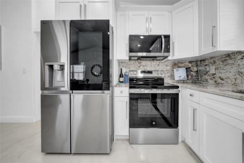 House in Saint Petersburg, Florida 3 bedrooms, 157.47 sq.m. № 2212219 - photo 9