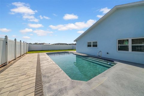 House in Saint Petersburg, Florida 3 bedrooms, 157.47 sq.m. № 2212219 - photo 3