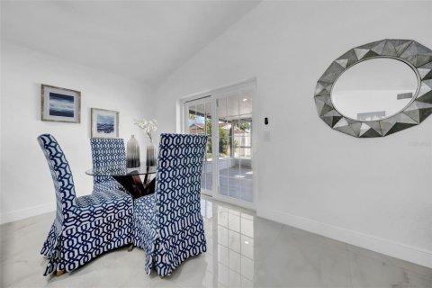 House in Saint Petersburg, Florida 3 bedrooms, 157.47 sq.m. № 2212219 - photo 16