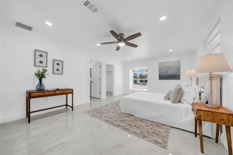 House in Saint Petersburg, Florida 3 bedrooms, 157.47 sq.m. № 2212219 - photo 17