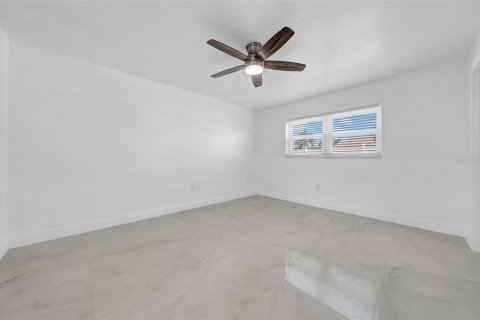 House in Saint Petersburg, Florida 3 bedrooms, 157.47 sq.m. № 2212219 - photo 22