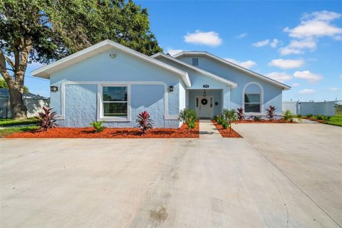House in Saint Petersburg, Florida 3 bedrooms, 157.47 sq.m. № 2212219