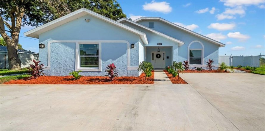 House in Saint Petersburg, Florida 3 bedrooms, 157.47 sq.m. № 2212219
