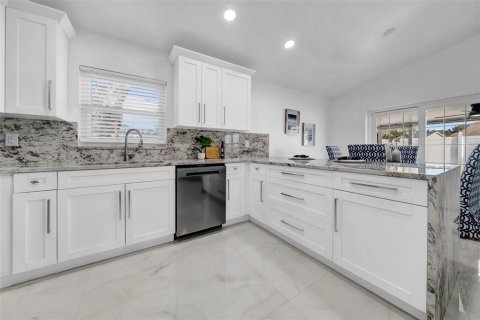 House in Saint Petersburg, Florida 3 bedrooms, 157.47 sq.m. № 2212219 - photo 11