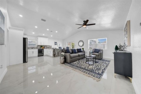 House in Saint Petersburg, Florida 3 bedrooms, 157.47 sq.m. № 2212219 - photo 7