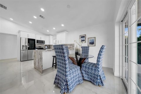 House in Saint Petersburg, Florida 3 bedrooms, 157.47 sq.m. № 2212219 - photo 15