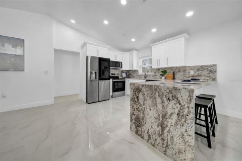 House in Saint Petersburg, Florida 3 bedrooms, 157.47 sq.m. № 2212219 - photo 5