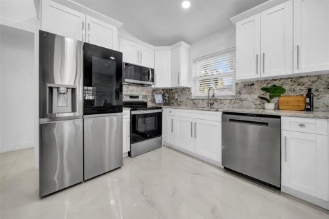 House in Saint Petersburg, Florida 3 bedrooms, 157.47 sq.m. № 2212219 - photo 8