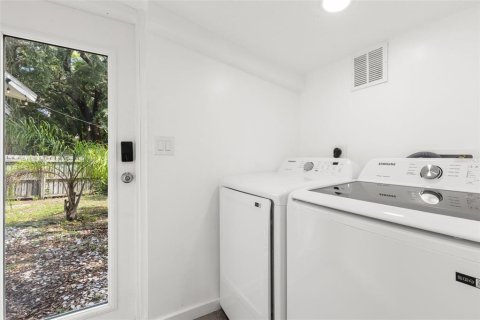 House in Pinellas Park, Florida 4 bedrooms, 107.12 sq.m. № 2266941 - photo 23