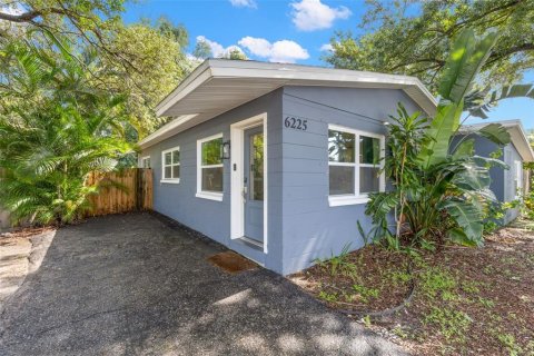 House in Pinellas Park, Florida 4 bedrooms, 107.12 sq.m. № 2266941