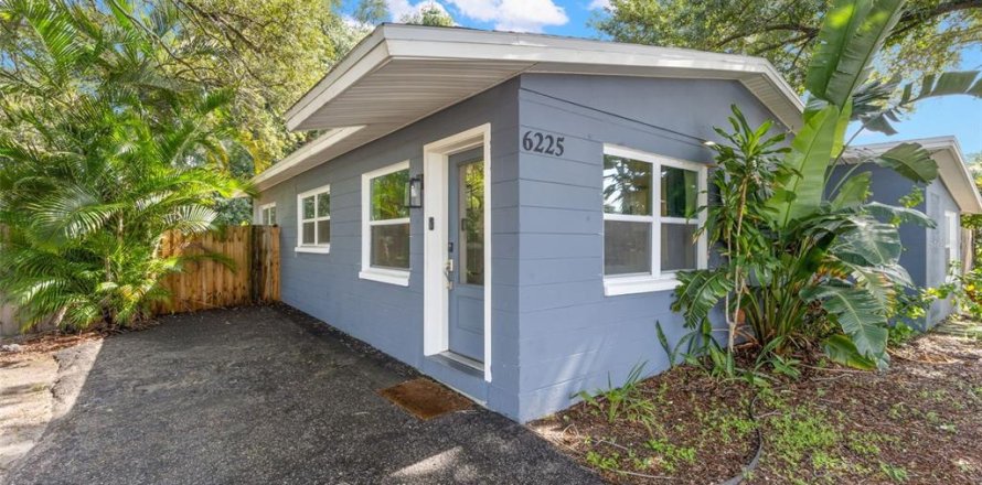 House in Pinellas Park, Florida 4 bedrooms, 107.12 sq.m. № 2266941