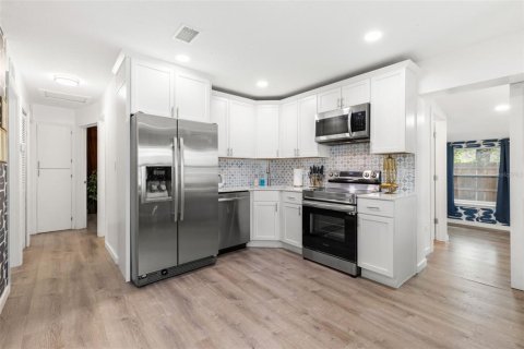 House in Pinellas Park, Florida 4 bedrooms, 107.12 sq.m. № 2266941 - photo 8