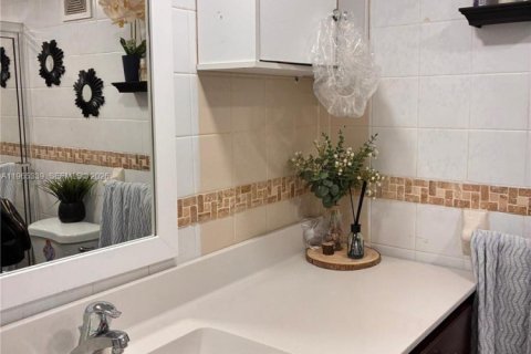 Condo in Hialeah, Florida, 3 bedrooms  № 2081197 - photo 12
