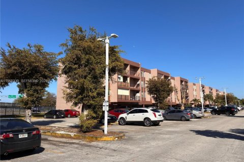 Condo in Hialeah, Florida, 3 bedrooms  № 2081197 - photo 16
