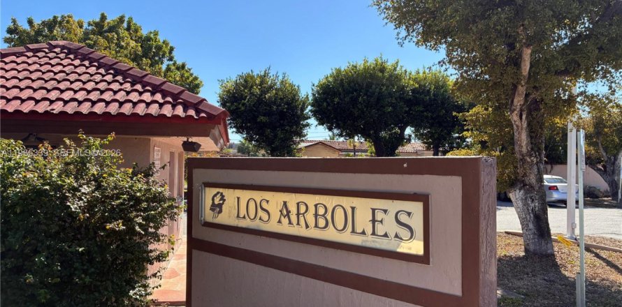 Condo in Hialeah, Florida, 3 bedrooms  № 2081197