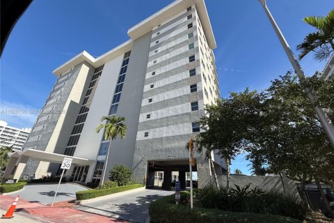 Condominio en alquiler en Surfside, Florida, 2 dormitorios, 95.13 m2 № 2055018 - foto 12