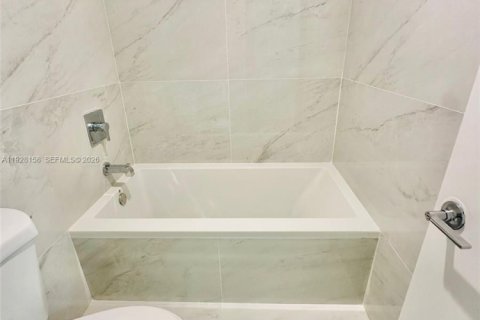 Condominio en alquiler en Surfside, Florida, 2 dormitorios, 95.13 m2 № 2055018 - foto 5