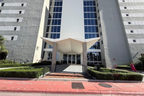 Condominio en alquiler en Surfside, Florida, 2 dormitorios, 95.13 m2 № 2055018 - foto 10